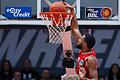 Xeyrius Williams von den Würzburg Baskets bei seiner Lieblingsbeschäftigung: dem Dunking.