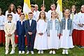 Auf dem Foto sind die Kommunionkinder mit Pfarrer Stefan Mai und Ministranten zu sehen. Die Kommunionkinder sind von links: David Martinas, Leonard Krapf, Jeremias Pfaff, Rosa Schwab, Enie Gernert und Marie Schulz.