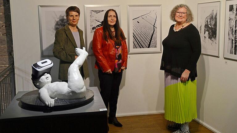Von links: Marktheidenfelds dritte Bürgermeisterin Susanne Rinno begrüßte Helga Schwalt-Scherer und Kerstin Römhild zur Ausstellungseröffnung im Franck-Haus von Marktheidenfeld. Von links: Marktheidenfelds dritte Bürgermeisterin Susanne Rinno begrüßte Helga Schwalt-Scherer und Kerstin Römhild zur Ausstellungseröffnung im Franck-Haus von Marktheidenfeld.