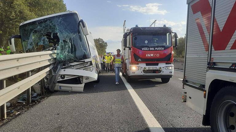 Busunglück in Italien       -  Ein Mensch starb bei dem Unfall, 25 wurden verletzt.
