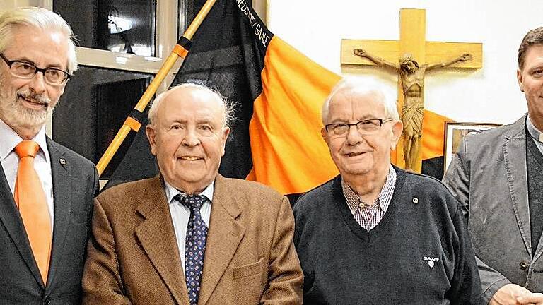 Gerhard Hippeli, Vorsitzender der Kolpingfamilie Bad Neustadt (links) und Präses Pfarrer Andreas Krefft (rechts) dankten Georg Lierheimer (Zweiter von links) und Kurt Geis für 65- und 50-jährige Treue. Gerhard Hippeli, Vorsitzender der Kolpingfamilie Bad Neustadt (links) und Präses Pfarrer Andreas Krefft (rechts) dankten Georg Lierheimer (Zweiter von links) und Kurt Geis für 65- und 50-jährige Treue.