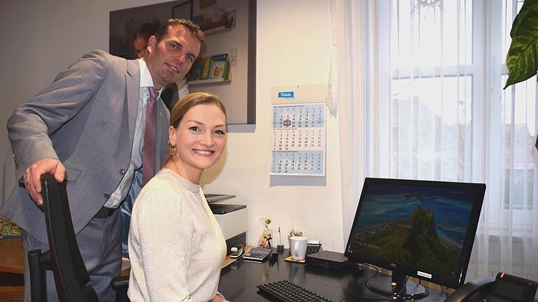Bayerns Digitalministerin Judith Gerlach zeichnete die Gemeinde Sennfeld, hier im Bild mit Bürgermeister Oliver Schulze, als 'Digitales Amt' aus.