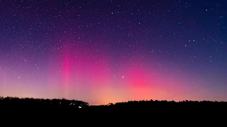 Polarlichter über Main-Spessart fotografiert von Fotograf Hans-Georg Barsch von einer Anhöhe zwischen Thüngen und Retzstadt in Richtung Norden. Polarlichter über Main-Spessart fotografiert von Fotograf Hans-Georg Barsch von einer Anhöhe zwischen Thüngen und Retzstadt in Richtung Norden.