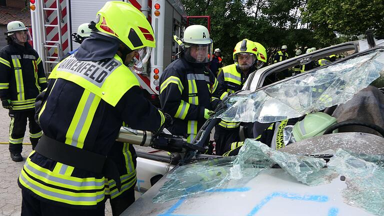 Mit der hydraulischen Rettungsschere wurde bei einer Übung vor Publikum das Dach des Fahrzeuges für eine patientenschonende Rettung der Insassen entfernt.