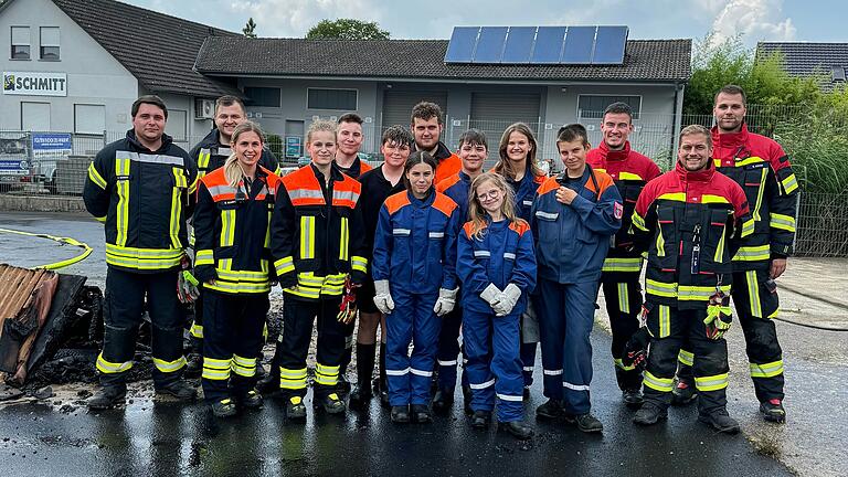 Im Bild von links: Marcel Sommer (Kommandant), Jannik Nöth, Elena Schmitt (Jugendwartin), Julia Sandow (2. Jugendwartin), Dominik Fella, Nils Faulstich, Lorenz Schmitt, Amelie Dems (vorne), Hannes Huttner, Hanna-Marie Veth, Judith Faulstich, Linus Bayer, Felix Hertlein (Gerätewart), Pascal Veth, Simon Körner.