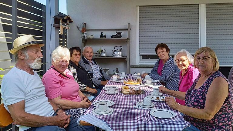 Es hat schon Tradition: Jedes Jahr lädt die Bergtheimer Seniorenkreisleiterin Anita Linz (vorne links) im Sommer in ihren Garten zu Kaffee und Kuchen ein.