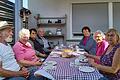 Es hat schon Tradition: Jedes Jahr lädt die Bergtheimer Seniorenkreisleiterin Anita Linz (vorne links) im Sommer in ihren Garten zu Kaffee und Kuchen ein.