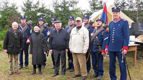 Nach dem nachmittäglichen Gefecht stellte sich ein Teil der Bad Kissinger Teilnehmer an der Busfahrt nach Stammheim mit 'ihren' Soldaten aus Winkels zu einem Gruppenbild.  Foto: Eberth       -  Nach dem nachmittäglichen Gefecht stellte sich ein Teil der Bad Kissinger Teilnehmer an der Busfahrt nach Stammheim mit 'ihren' Soldaten aus Winkels zu einem Gruppenbild.  Foto: Eberth