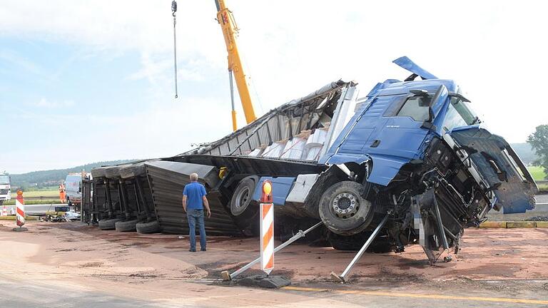 Ein Sattelzug hat am Montagmorgen die Mittelplanke auf der A 3 bei Geiselwind (Lkr. Kitzingen) durchbrochen und ist mit einem weiteren Lkw zusammengestoßen. Die Autobahn Richtung Würzburg war mehr als zwölf Stunden lang gesperrt. Ein Sattelzug hat am Montagmorgen die Mittelplanke auf der A 3 bei Geiselwind (Lkr. Kitzingen) durchbrochen und ist mit einem weiteren Lkw zusammengestoßen. Die Autobahn Richtung Würzburg war mehr als zwölf Stunden lang gesperrt.