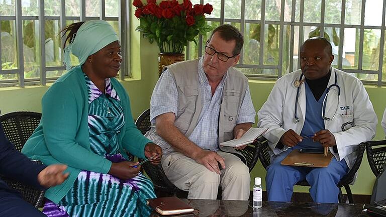 Zu Besuch im Ostkongo: Prof. August Stich (Mitte) im Gespräch über Möglichkeiten, die Menschen besser über Ebola aufzuklären.