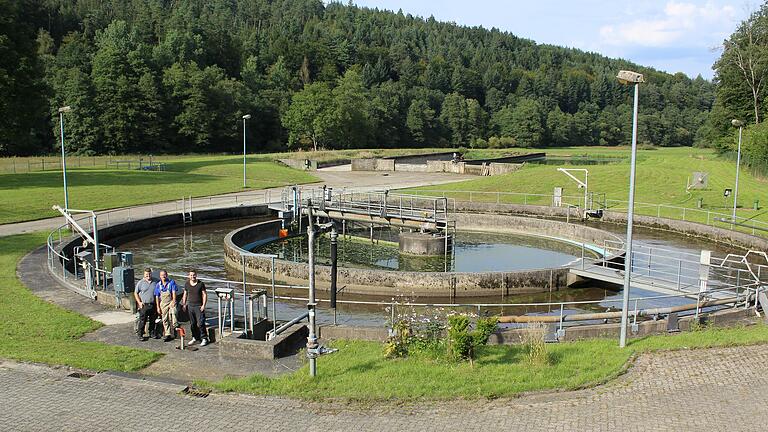 Die Kläranlage Aubachtal im Wiesthaler Ortsteil Krommenthal, vor dem Becken das Team (von links): Max Brühl, Reiner Hilzendegen und Andreas Riedl.