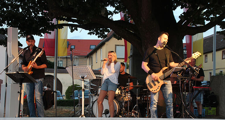 Stimmungsvoller Schlusspunkt der Musiksommernacht war die Band Backyard, die für ausgelassene Stimmung rund um die Linde in traumhafter Atmosphäre sorgte.