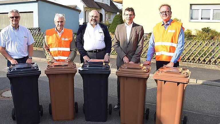 Die Firma Kirsch+Sohn GmbH verteilt im Auftrag des Landkreises Main-Spessart noch bis Anfang Dezember die neuen Restmüll und Biotonnen an die an die Müllentsorgung angeschlossenen Grundstückseigentümer. Landrat Thomas Schiebel, Verantwortliche des Landratsamtes und der beauftragten Firma überzeugten sich vom reibungslosen Ablauf der Umtauschaktion. Im Bild von links: Jörg Brasch, Abfallberater am Landratsamt, Georg Heck, Kirsch+Sohn, Otto Brätz, Leiter Abfallwirtschaft am Landratsamt, Landrat Schiebel, Andreas Guilleaume, Kirsch+Sohn.