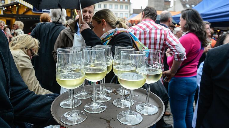 Die Festwirte schenken über 200 fränkische Weine auf dem Weindorf aus.