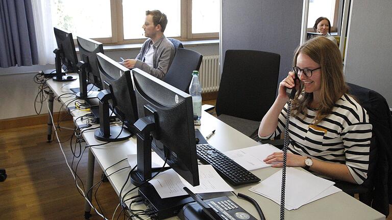 Ein Blick ins Büro des Bürgertelefons, das Gesundheitsamt, Landratsamt und Stadt während der Coronakrise eingerichtet haben.