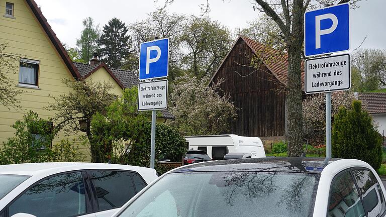 Keine Dauerparkplätze: Auf den extra ausgewiesenen Stellflächen dürfen nur Elektrofahrzeuge während des Ladevorgangs parken. Die Stadt Bischofsheim bittet darum, dass diese Plätze nicht als Dauerparkplätze belegt werden.