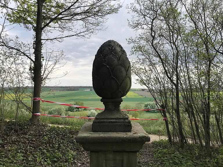 Blick vom barocken Schlossgarten in die Landschaft rund um Mainberg. Blick vom barocken Schlossgarten in die Landschaft rund um Mainberg.