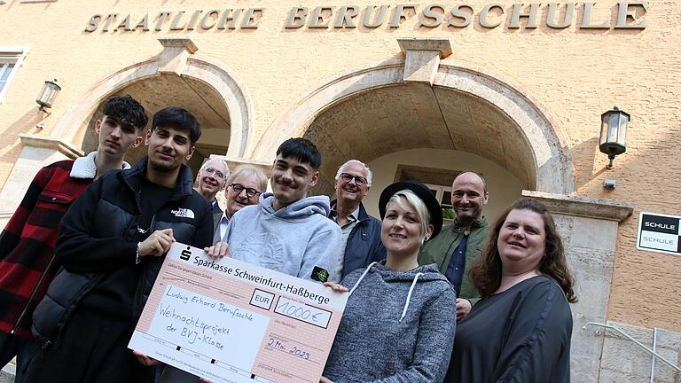 Die projektleitende Lehrerin Tina Sauer (rechts), neben ihr dahinter Lehrer Peter Gottwalt vom Förderverein der Schule, vorne mit Hut Steffi List, links dahinter Peter Kruse, im Hintergrund Kindertafel-Vorsitzender Stefan Labus (mit Brille) und Schulleiter Helmut Schwappacher. Vorne von links die am Projekt beteiligten Schüler Efstathios, Sohai und Timm. Die projektleitende Lehrerin Tina Sauer (rechts), neben ihr dahinter Lehrer Peter Gottwalt vom Förderverein der Schule, vorne mit Hut Steffi List, links dahinter Peter Kruse, im Hintergrund Kindertafel-Vorsitzender Stefan Labus (mit Brille) und Schulleiter Helmut Schwappacher. Vorne von links die am Projekt beteiligten Schüler Efstathios, Sohai und Timm.