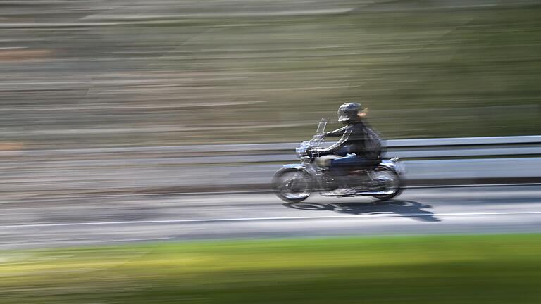 Ein Motorradfahrer war bei einer Geschwindigkeitskontrolle bei Bütthard im Landkreis Würzburg 87 km/h zu schnell (Symbolfoto).&nbsp;