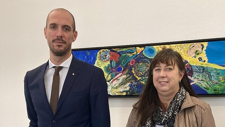 Symbolische Spendenübergabe: Dagmar Pfeuffer (Leitende Koordinatorin Verein Kinderhospiz Sternenzelt Mainfranken), und Jonas Hemrich (Vorstand Familie Rüttinger-Stiftung) Symbolische Spendenübergabe: Dagmar Pfeuffer (Leitende Koordinatorin Verein Kinderhospiz Sternenzelt Mainfranken), und Jonas Hemrich (Vorstand Familie Rüttinger-Stiftung)