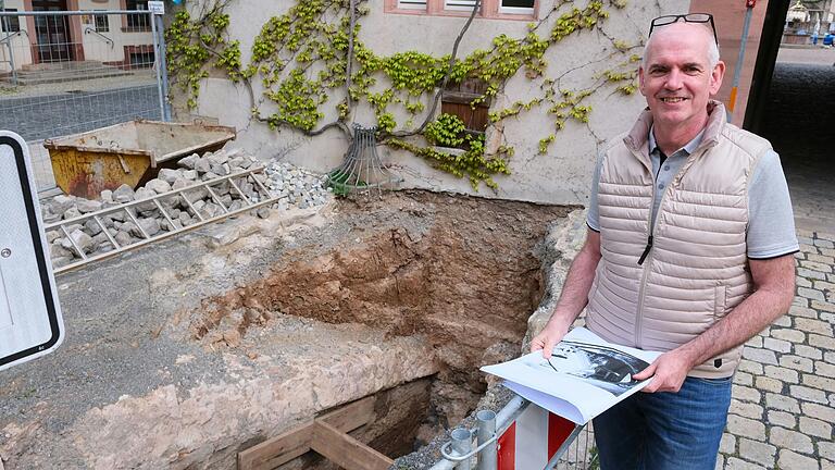 Andreas Reuter am Treppenschacht in den Rathauskeller, der hinter dem Gebäude freigelegt ist.&nbsp; &nbsp;