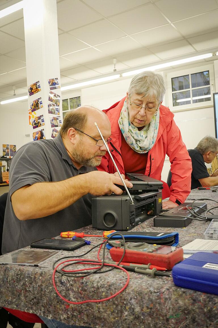 Ziel der Veranstalter ist es, dass die Besucherinnen und Besucher bei der Reparatur mit dabei sind. Ziel der Veranstalter ist es, dass die Besucherinnen und Besucher bei der Reparatur mit dabei sind.
