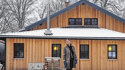 Strahlen um die Wette: Geschäftsführerin Stephanie zu Löwenstein und die neue Außenfassade der Karlshöhe-Gaststätte, die im Frühjahr auch für Wanderer wieder öffnen wird. Strahlen um die Wette: Geschäftsführerin Stephanie zu Löwenstein und die neue Außenfassade der Karlshöhe-Gaststätte, die im Frühjahr auch für Wanderer wieder öffnen wird.