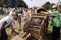 Wenn die Worfelmaschine heftig rotiert, dann trennt sich die Spreu vom Weizen.  Foto: Uwe Eichler       -  Wenn die Worfelmaschine heftig rotiert, dann trennt sich die Spreu vom Weizen.  Foto: Uwe Eichler
