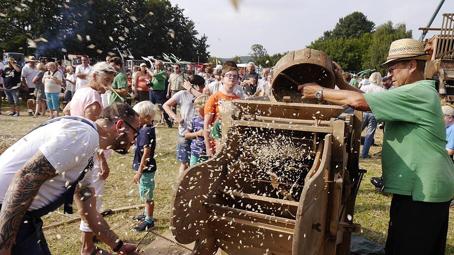 Wenn die Worfelmaschine heftig rotiert, dann trennt sich die Spreu vom Weizen.  Foto: Uwe Eichler       -  Wenn die Worfelmaschine heftig rotiert, dann trennt sich die Spreu vom Weizen.  Foto: Uwe Eichler