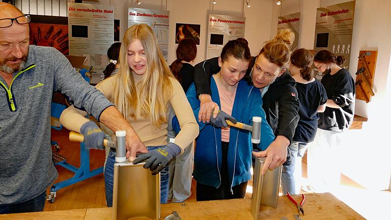 Der Umgang mit Hammer und Eisenblech ist für die Siebtklässerinnen der Mittelschule Veitshöchheim ungewohnt aber auch interessant. Im Rahmen des diesjährigen 'Girlsdays' besuchten die Mädchen das Europäischen Klempner- und Kupferschmiede-Museums in Karlstadt. Der Umgang mit Hammer und Eisenblech ist für die Siebtklässerinnen der Mittelschule Veitshöchheim ungewohnt aber auch interessant. Im Rahmen des diesjährigen 'Girlsdays' besuchten die Mädchen das Europäischen Klempner- und Kupferschmiede-Museums in Karlstadt.