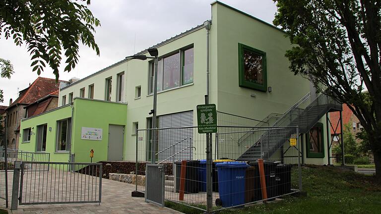 Für die Betreuung im Kindergarten Mainzwerge in Frickenhausen müssen Eltern seit einigen Monaten mehr bezahlen. Die Einrichtung gehört jetzt zu den teuersten im Landkreis Würzburg. Für die Betreuung im Kindergarten Mainzwerge in Frickenhausen müssen Eltern seit einigen Monaten mehr bezahlen. Die Einrichtung gehört jetzt zu den teuersten im Landkreis Würzburg.