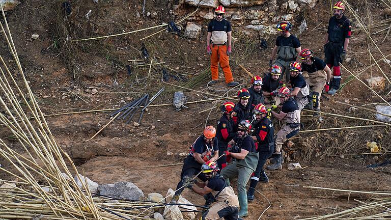 Nach den Überschwemmungen in Spanien - Die Aufräumarbeiten laufen auf Hochtouren weiter. Nach den Überschwemmungen in Spanien - Die Aufräumarbeiten laufen auf Hochtouren weiter.