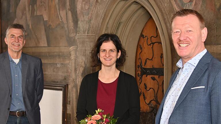 Als neue Leiterin der Ochsenfurter Stadtbibliothek will Corinna Kölln vor allem die Online-Kompetenz der Einrichtung stärken. Mit im Bild: Verwaltungsleiter Wolfgang Duscher (li.) und Bürgermeister Peter Juks.