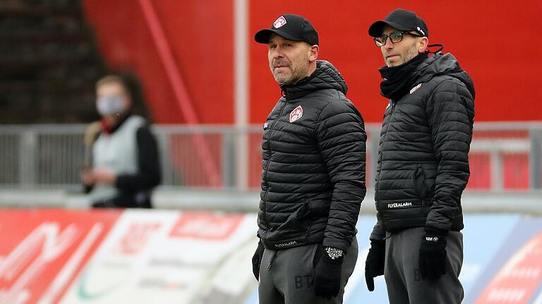 Peilen einen Auswärtssieg, zumindest aber einen Auswärtspunkt beim Gastspiel der Würzburger Kickers beim SC Paderborn an: Cheftrainer Bernhard Trares und sein Co-Trainer Benjamin Sachs (von links)