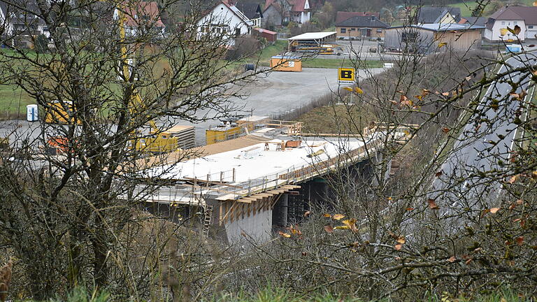 Die Arbeiten an der Binsfelder Wernbrücke kommen trotz Lieferproblemen gut voran. Die Arbeiten an der Binsfelder Wernbrücke kommen trotz Lieferproblemen gut voran.