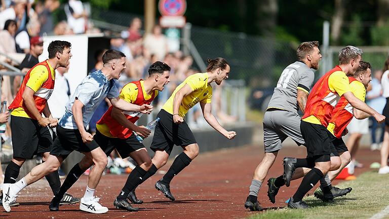 Der Moment des Glücks: Die Eisinger Ersatzspieler bejubeln nach dem Abpfiff den Gewinner der Meisterschaft.