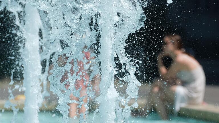 Eine junge Frau sitzt Anfang August am Rand eines Springbrunnens im Zentrum der Stadt in Leipzig. Einen Spaßbrunnen für den nördlichen Marktplatz in Schweinfurt fordert die Schweinfurter SPD. Im Ferienausschuss wurde der Antrag abgelehnt, es sollen aber andere Standorte gesucht werden.