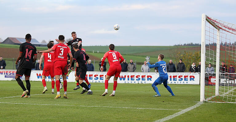 Kickers-Tor Nummer vier: Felix Göttlicher köpft zum 4:1 ein.