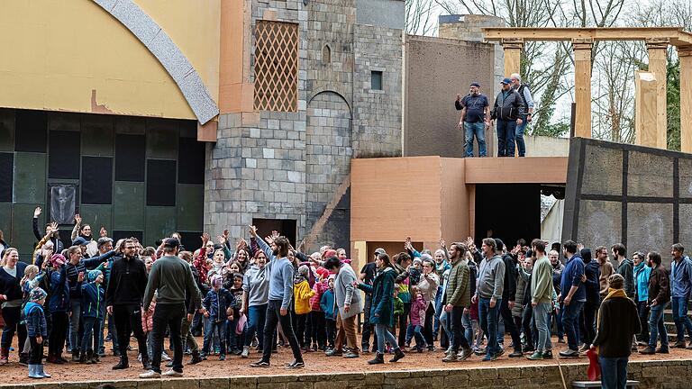 Die Freiluftproben haben begonnen: Am Ostersamstag standen rund 350 Menschen auf der Sömmersdorfer Freilichtbühne, um für die Passionsspiele 2024 zu proben.