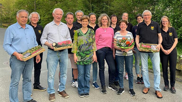 Auf dem Foto (von links): Roland Schmitt, Wolfgang Huppmann, Karl Zentgraf, Thomas Huppmann, Peter Bruckmeier, Christine Baunach, Anett Endler, Karin Eckert, Annette Baumann, Elke Schmeißer, Manuela Reiss, Gerda Stumpf, Alfons Schmitt, Antje Weigand.&nbsp;