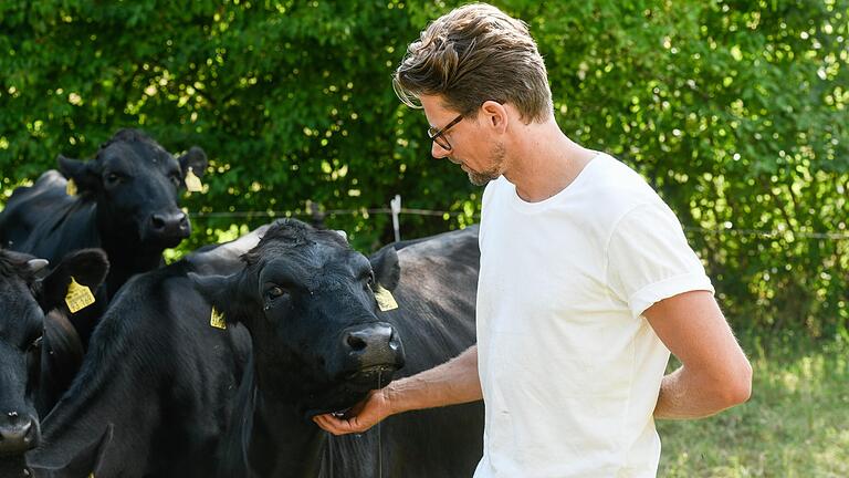 Gerd Bayer mit seinen Rindern. Nachhaltigkeit ist ihm besonders wichtig und so machte er aus dem konventionellen Milchbetrieb seiner Eltern einen Biobauernhof.&nbsp;