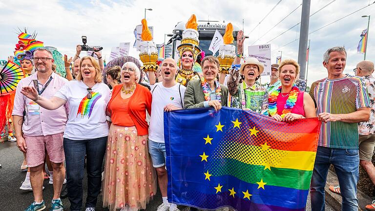 ColognePride – Parade zum Christopher Street Day (CSD) - Zum CSD in Köln hat sich auch viel politische Prominenz eingefunden. ColognePride – Parade zum Christopher Street Day (CSD) - Zum CSD in Köln hat sich auch viel politische Prominenz eingefunden.