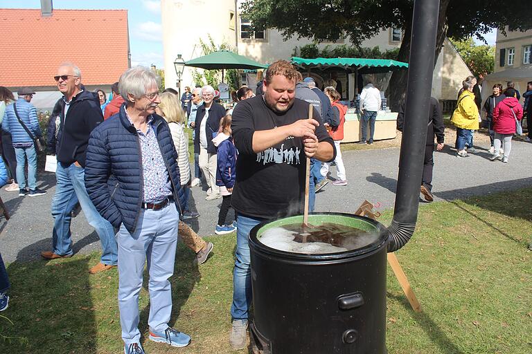 Zuschauen beim Bierbrauen konnte man den 'Hopfenlüsterern' am Herbstmarkt in Rüdenhausen