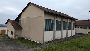 Die Weisbacher Turnhalle ist bald Geschichte: Für den Neubau des Horts wird die Weisbacher Turnhalle, die aufgrund ihres Alters erhebliche energetische und technische Mängel aufweist, abgerissen.&nbsp;