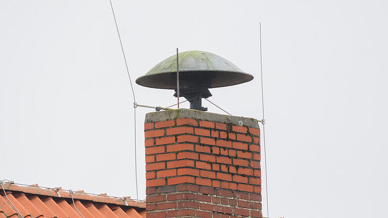 425649856 (1).jpg - Eine Sirene steht auf dem Dach eines Gebäudes. Um 11 Uhr heulten in Bayern am Donnerstag die Sirenen zur Probe. 425649856 (1).jpg - Eine Sirene steht auf dem Dach eines Gebäudes. Um 11 Uhr heulten in Bayern am Donnerstag die Sirenen zur Probe.