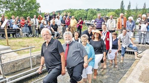 Im Storchengang durchs kalte Wasser: Die Veitshöchheimer Gemeinderäte, allen voran Bürgermeister Rainer Kinzkofer ging mit gutem Beispiel voran und marschierten als erste durch die neue Kneipp-Wassertret-Anlage am Mainufer.