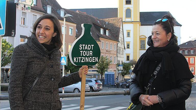 Tourist-Chefin Vanessa Feineis (links) und Stadtentwicklerin Claudia Biebl luden zum Testlauf für die neue Stadttour „Gassen – Gärten – Keller” ein. Tourist-Chefin Vanessa Feineis (links) und Stadtentwicklerin Claudia Biebl luden zum Testlauf für die neue Stadttour „Gassen – Gärten – Keller” ein.