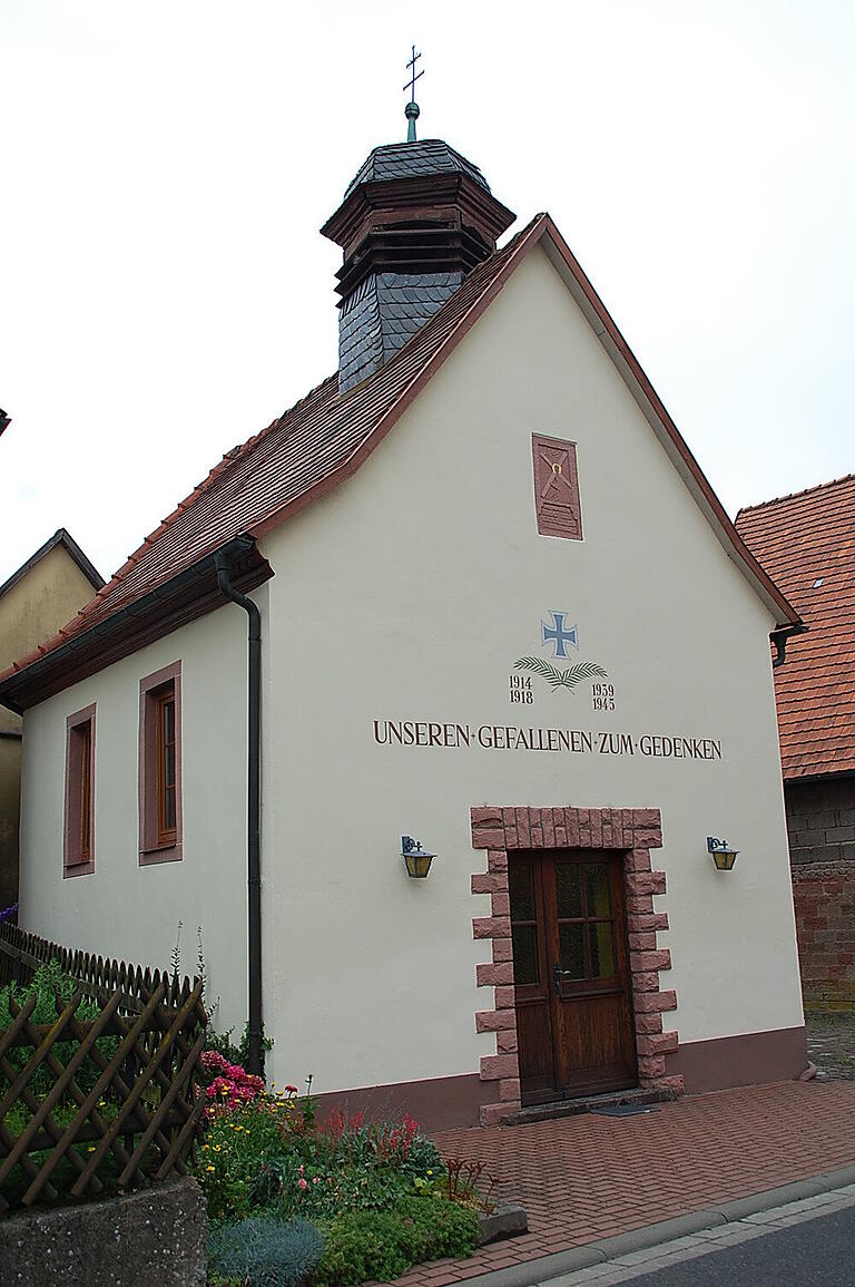 In der 1803 errichteten Kapelle zierte das Relief über die Geburt Christi rund 150 Jahre den Haupt-Altar. Sie wurde nach dem Bau der Herz-Mariä-Kirche 1960 zum gemeindlichen Kriegerdenkmal umgebaut. Steintafeln erinnern an die gefallenen und vermissten Soldaten der beiden Weltkriege.