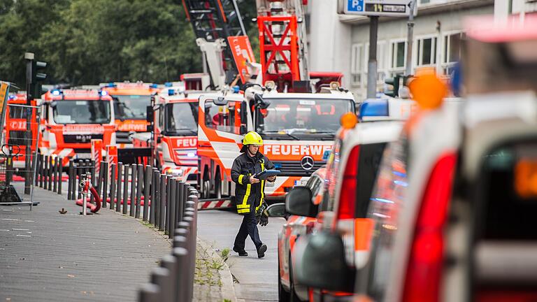 Großeinsatz der Feuerwehr       -  Wegen eines Feuers in einem Einfamilienhaus im Kreis Bad Kissingen hat es am Samstag einen Großeinsatz gegeben. Die Feuerwehr rückte mit rund 90 Einsatzkräften zur Brandbekämpfung aus.