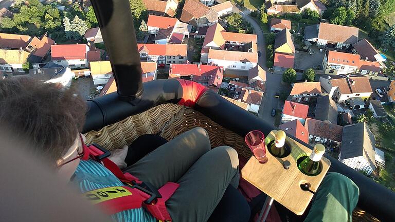 Tolle Ausblicke: Der Heißluftballon von Georg Leupold schwebt über einem Dorf in Thüringen. Tolle Ausblicke: Der Heißluftballon von Georg Leupold schwebt über einem Dorf in Thüringen.